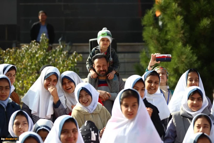 گزارش تصویری استقبال از نمایش خیابانی «خواستگاری مبارک » به کارگردانی و نویسندگی : رومینا خواجه نژاد 
 محوطه مجتمع عین القضات / شنبه 1403/08/12