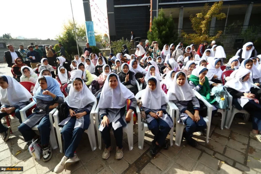 گزارش تصویری استقبال از نمایش خیابانی «خواستگاری مبارک » به کارگردانی و نویسندگی : رومینا خواجه نژاد 
 محوطه مجتمع عین القضات / شنبه 1403/08/12