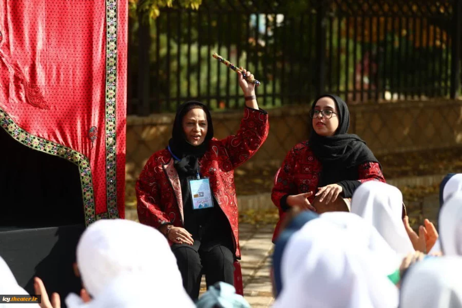 گزارش تصویری استقبال از نمایش خیابانی «خواستگاری مبارک » به کارگردانی و نویسندگی : رومینا خواجه نژاد 
 محوطه مجتمع عین القضات / شنبه 1403/08/12