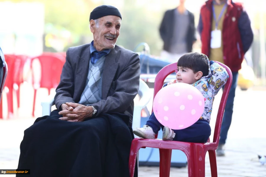 گزارش تصویری از حاشیه های روز اول بیست و نهمین جشنواره بین‌المللی تئاتر کودک و نوجوان همدان از نگاه : ایمان حامی خواه و سعید زین العابدین