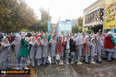 گزارش تصویری از استقبال چشمگیر دانش آموزان همدانی از نمایش های دومین روز بیست و نهمین جشنواره بین‌المللی تئاتر کودک و نوجوان همدان / 1403/08/13 - عکس ها از  ایمان حامی خواه