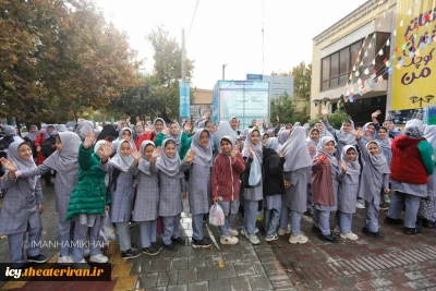 گزارش تصویری از استقبال چشمگیر دانش آموزان همدانی از نمایش های دومین روز بیست و نهمین جشنواره بین‌المللی تئاتر کودک و نوجوان همدان / 1403/08/13 - عکس ها از  ایمان حامی خواه