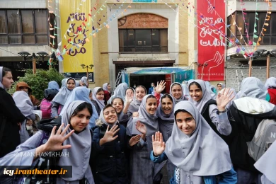 گزارش تصویری از استقبال چشمگیر دانش آموزان همدانی از نمایش های دومین روز بیست و نهمین جشنواره بین‌المللی تئاتر کودک و نوجوان همدان / 1403/08/13 - عکس ها از  ایمان حامی خواه