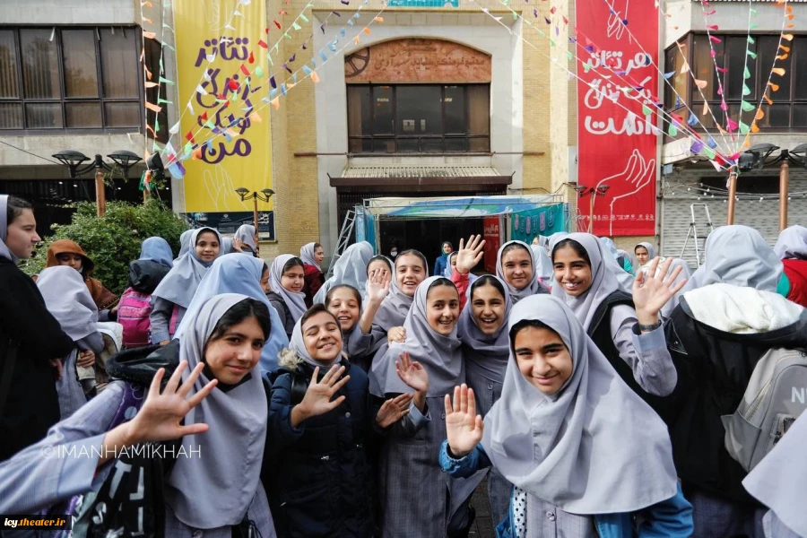 گزارش تصویری از استقبال چشمگیر دانش آموزان همدانی از نمایش های دومین روز بیست و نهمین جشنواره بین‌المللی تئاتر کودک و نوجوان همدان / 1403/08/13 - عکس ها از  ایمان حامی خواه