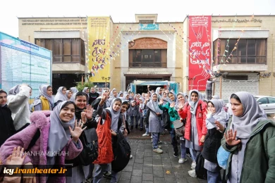گزارش تصویری از استقبال چشمگیر دانش آموزان همدانی از نمایش های دومین روز بیست و نهمین جشنواره بین‌المللی تئاتر کودک و نوجوان همدان / 1403/08/13 - عکس ها از  ایمان حامی خواه