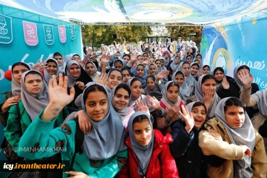 گزارش تصویری از استقبال چشمگیر دانش آموزان همدانی از نمایش های دومین روز بیست و نهمین جشنواره بین‌المللی تئاتر کودک و نوجوان همدان / 1403/08/13 - عکس ها از  ایمان حامی خواه