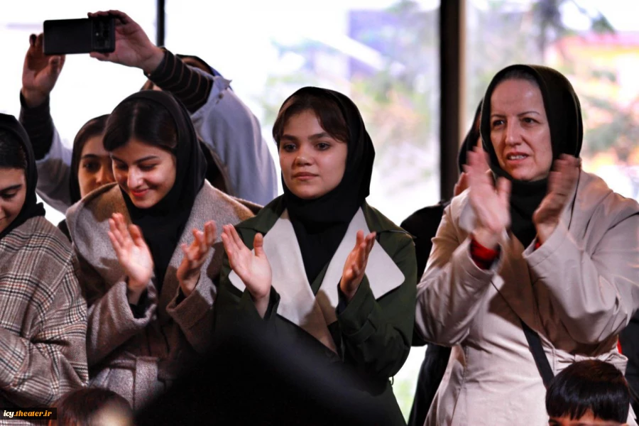 گزارش تصویری از استقبال مخاطبان همدانی از نمایش های دومین روز بیست و نهمین جشنواره بین‌المللی تئاتر کودک و نوجوان همدان 
 عکس ها از  سعید زین العابدینی
