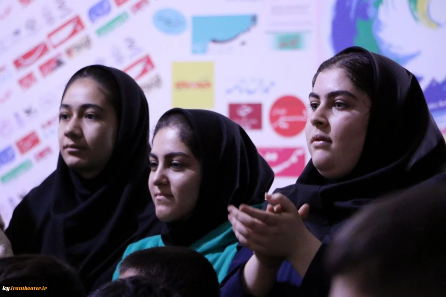 گزارش تصویری از استقبال مخاطبان همدانی از نمایش های دومین روز بیست و نهمین جشنواره بین‌المللی تئاتر کودک و نوجوان همدان 
 عکس ها از  سعید زین العابدینی