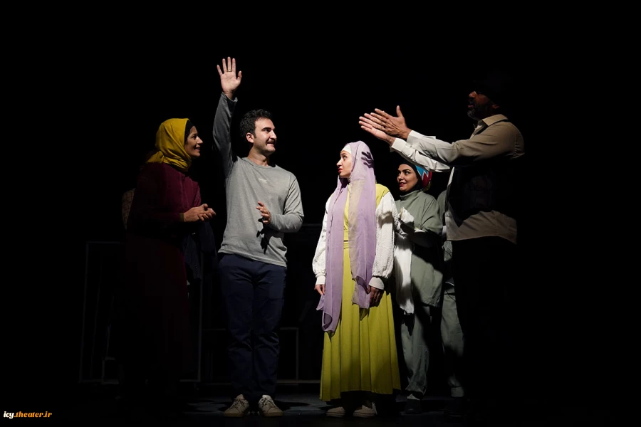 نمایش «افسانه مندرآوردی حوشن و فورتی»- عکس: سمانه جویا /
کارگردان : امیر بهبودنیا/ تاار اصلی بوعلی سینا/ 1403/08/13