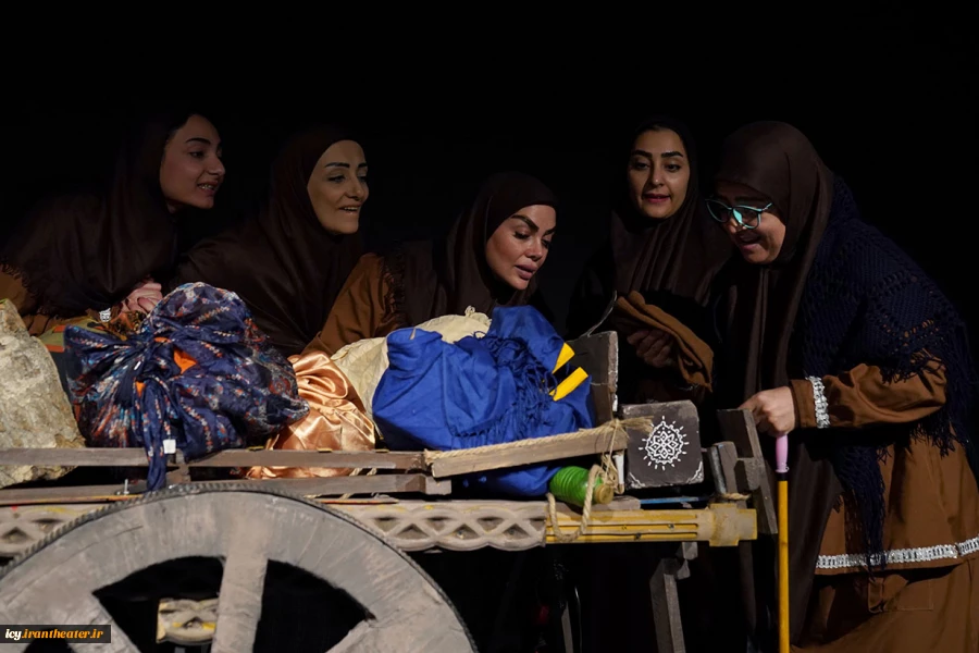 نمایش «راز پیشونی سفید »- عکس: سمانه جویا /
کارگردان : سیده معصومه زیوری حسینی پور/ پلاتو آوینی/ 1403/08/13