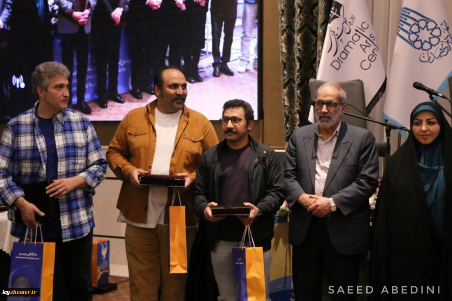 گزارش تصویری از مراسم تجلیل از هنرمندان پیشکسوت ، اعضای هیات داوران و گروه های خارجی شرکت کننده در بیست و نهمین جشنواره بین المللی تئاتر کودک و نوجوان همدان - 1403/08/15 - سالن اجتماعات هتل کتیبه/ عکس از سعید عابدینی