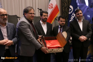 گزارش تصویری از مراسم تجلیل از هنرمندان پیشکسوت ، اعضای هیات داوران و گروه های خارجی شرکت کننده در بیست و نهمین جشنواره بین المللی تئاتر کودک و نوجوان همدان - 1403/08/15 - سالن اجتماعات هتل کتیبه/ عکس از سعید عابدینی