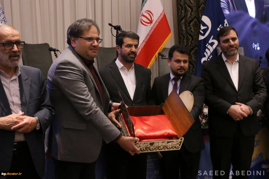 گزارش تصویری از مراسم تجلیل از هنرمندان پیشکسوت ، اعضای هیات داوران و گروه های خارجی شرکت کننده در بیست و نهمین جشنواره بین المللی تئاتر کودک و نوجوان همدان - 1403/08/15 - سالن اجتماعات هتل کتیبه/ عکس از سعید عابدینی