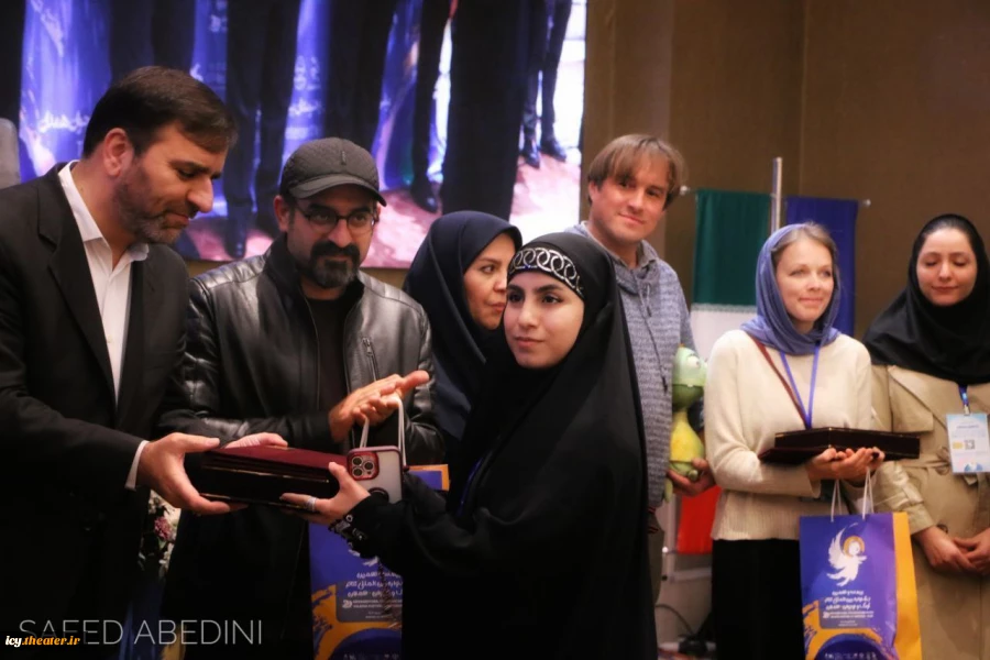 گزارش تصویری از مراسم تجلیل از هنرمندان پیشکسوت ، اعضای هیات داوران و گروه های خارجی شرکت کننده در بیست و نهمین جشنواره بین المللی تئاتر کودک و نوجوان همدان - 1403/08/15 - سالن اجتماعات هتل کتیبه/ عکس از سعید عابدینی
