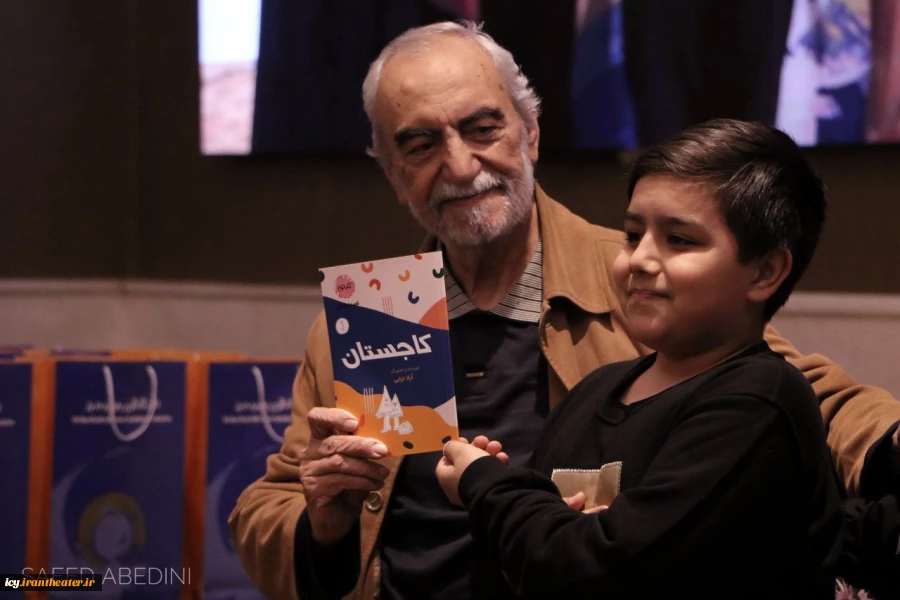 گزارش تصویری از مراسم تجلیل از هنرمندان پیشکسوت ، اعضای هیات داوران و گروه های خارجی شرکت کننده در بیست و نهمین جشنواره بین المللی تئاتر کودک و نوجوان همدان - 1403/08/15 - سالن اجتماعات هتل کتیبه/ عکس از سعید عابدینی