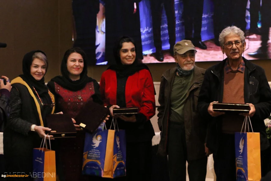 گزارش تصویری از مراسم تجلیل از هنرمندان پیشکسوت ، اعضای هیات داوران و گروه های خارجی شرکت کننده در بیست و نهمین جشنواره بین المللی تئاتر کودک و نوجوان همدان - 1403/08/15 - سالن اجتماعات هتل کتیبه/ عکس از سعید عابدینی