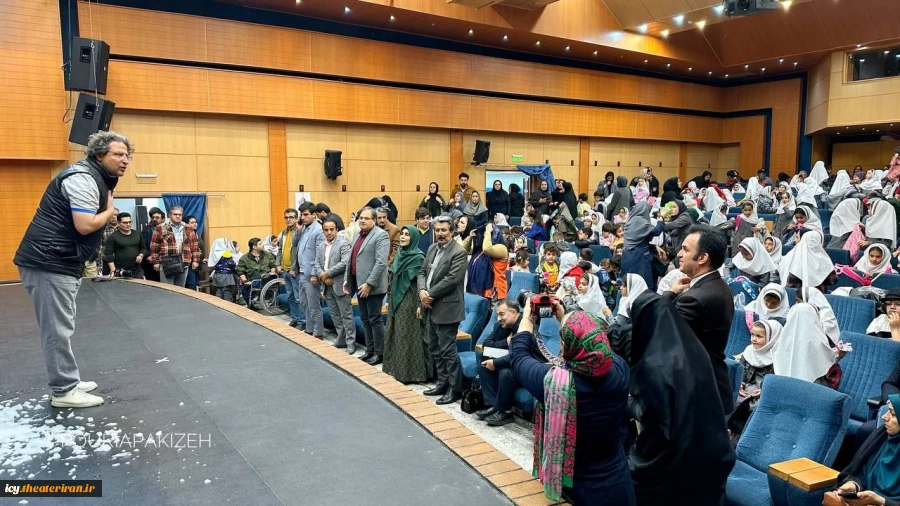 معاون امور هنری وزارت فرهنگ و ارشاد اسلامی برای شرکت در بیست و نهمین جشنواره بین‌المللی تئاتر کودک و نوجوان صبح روز چهارشنبه شانزدهم آبان ماه وارد همدان شد 3