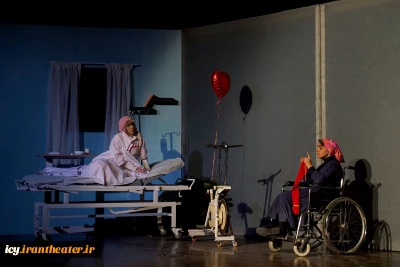 نمایش «اسکارلت و آن شب بارانی»- عکس: سمانه جویا /
کارگردان : امید نیاز/ سالن مهدیه/ 1403/08/15