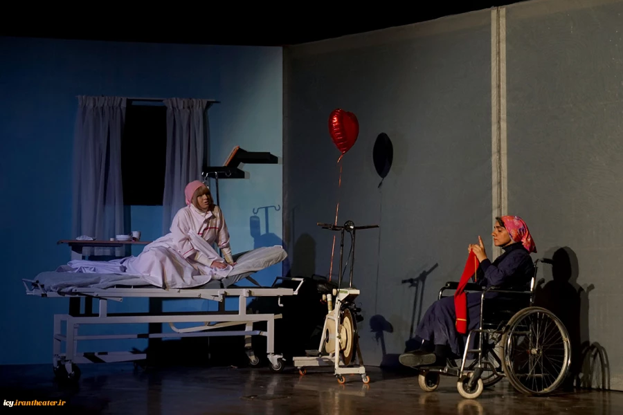 نمایش «اسکارلت و آن شب بارانی»- عکس: سمانه جویا /
کارگردان : امید نیاز/ سالن مهدیه/ 1403/08/15