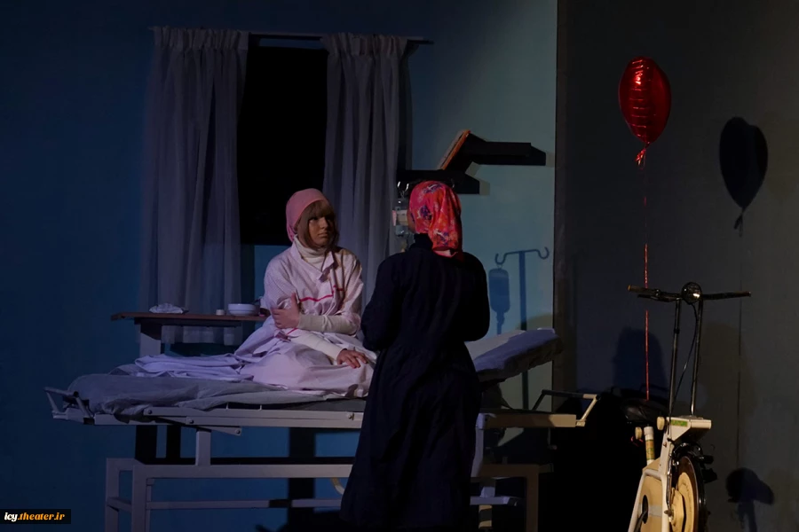 نمایش «اسکارلت و آن شب بارانی»- عکس: سمانه جویا /
کارگردان : امید نیاز/ سالن مهدیه/ 1403/08/15