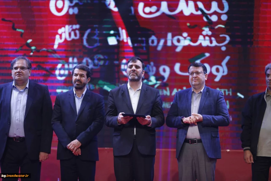 گزارش تصویری از مراسم اختتامیه بیست و نهمین جشنواره بین‌المللی تئاتر کودک و نوجوان همدان - سری دوم/ 1403/08/17
عکس ها از ایمان حامی خواه